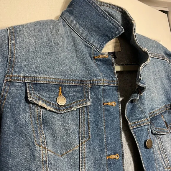 Womens jean jacket, Universal Thread, Medium - Picture 2 of 3